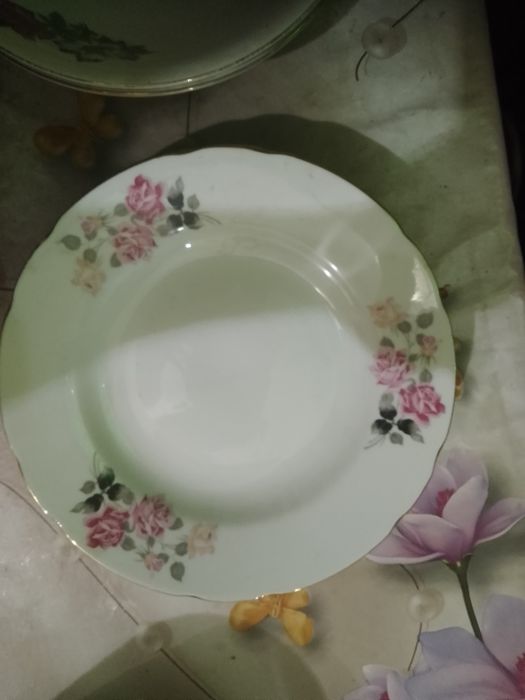 Продаю тарелки мелкие 16, глубокий 12, суповые 3, салатницы