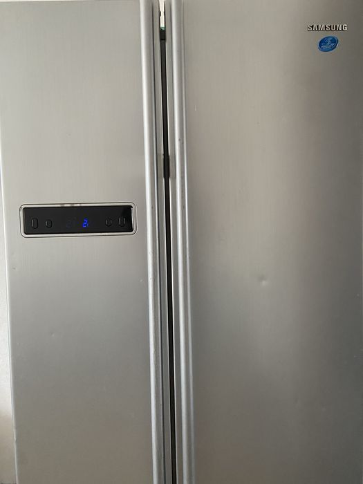 Продам холодильник Samsung side-by-side (двухдверный)