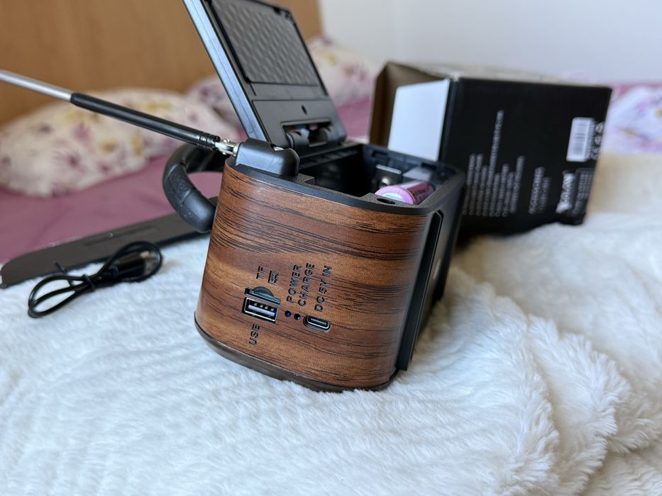 Radio portabil solar,1200 mAh, Bluetooth, TWS, Suport AM/FM/SW,Aspect Retro