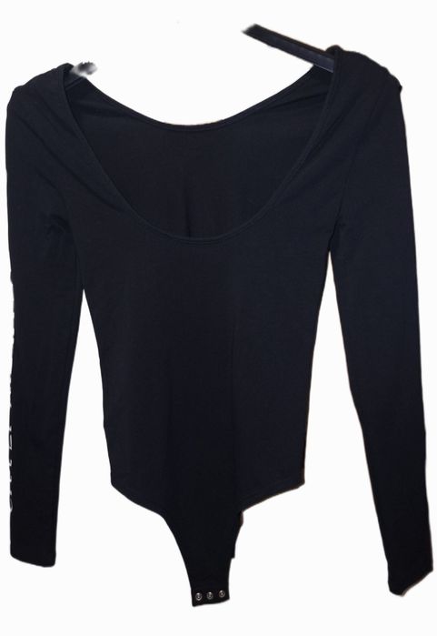 Черно дамско боди Calvin Klein Jeans с дълъг ръкав и лого на един от ръкавите, размер XS-S