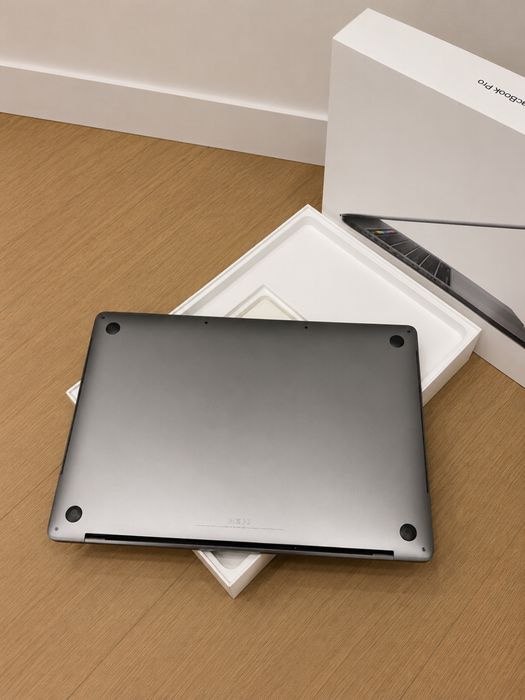 Macbook pro 15 | 2019 | 16 GB | Touchbar | i-7 |