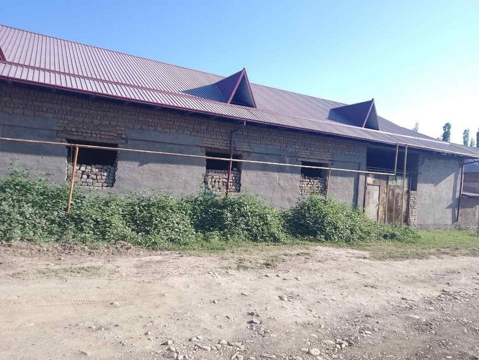 Срочно сотилади участка
8 сотик хозирда  шкатурка килинган аква куйилг