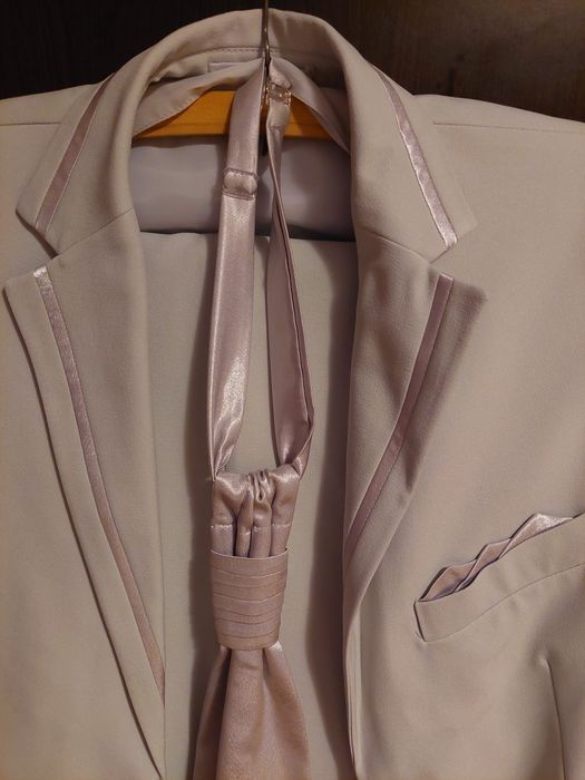 costum ginere (nas ,etc) pentru nunta,culoare gri marime 42