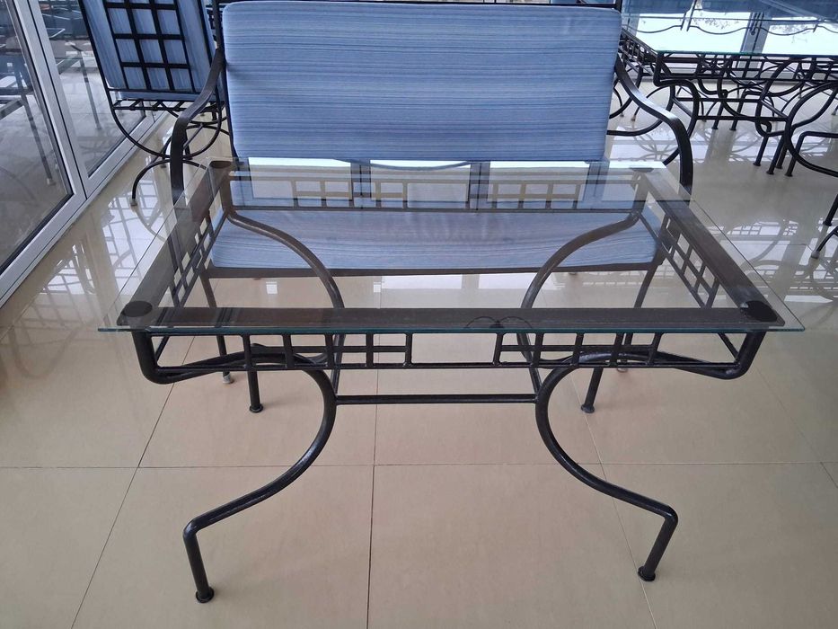 Set mobilier de exterior :scaune sau bancheta cu structură metalică neagră (fier forjat)  cu perne albastre si  masa