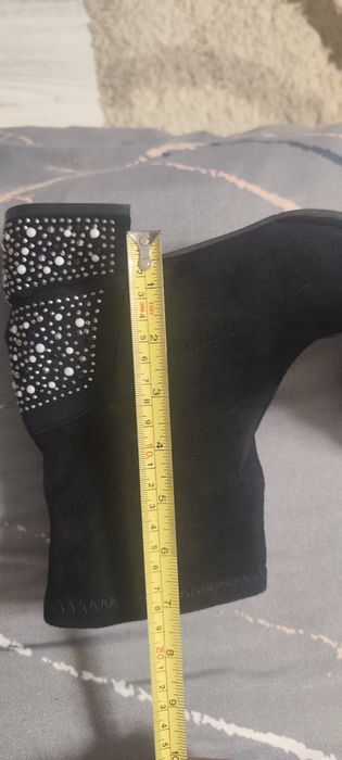 Дамски боти с камъчета на тока.