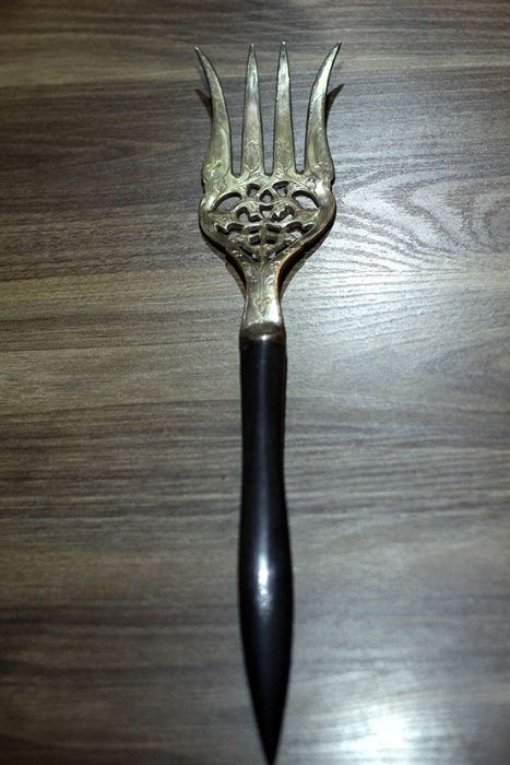 Красивая большая вилка д/горячего.Индия,ручная работа.Новая в коробке.