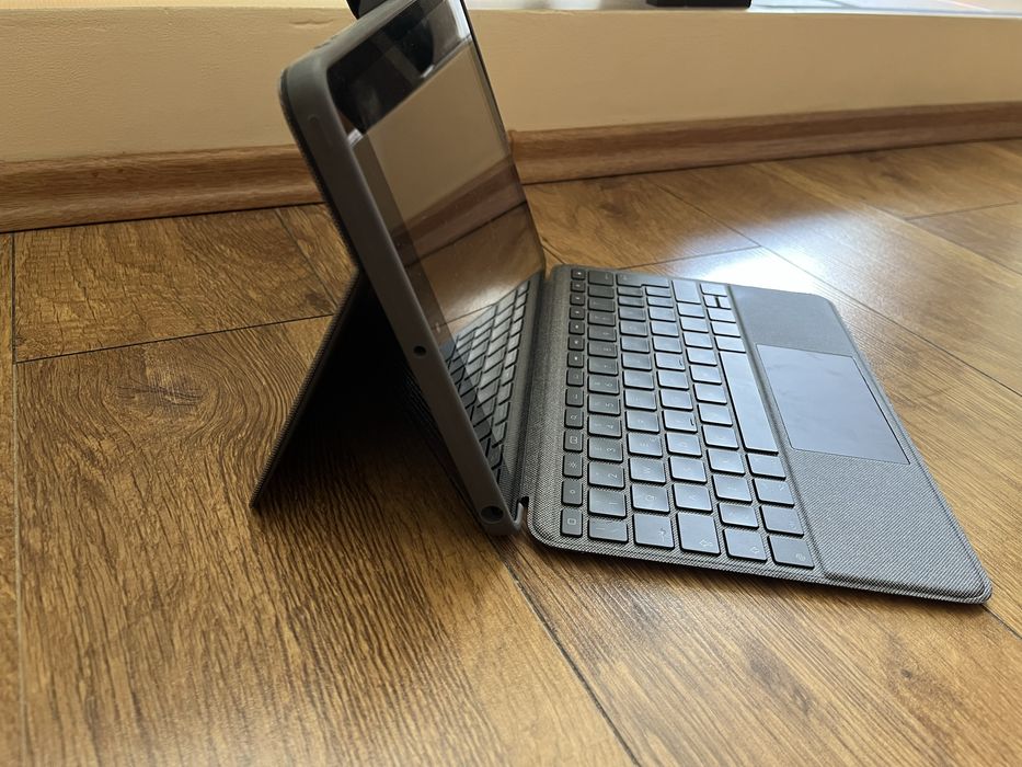 Husa cu tastatura pentru Ipad (generatiile 7,8 si 9)