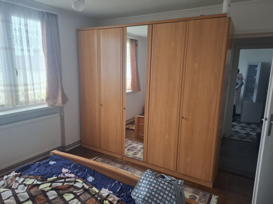 Închiriez apartament cu 2 camere