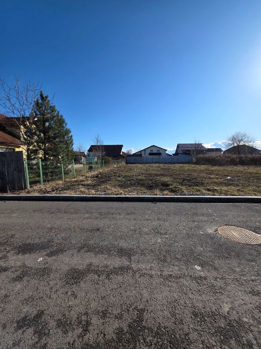 685 mp la asfalt, cu utilitațile la drum și AC casă modernă P+E