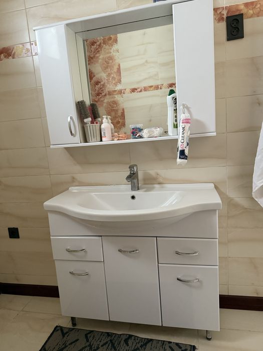 Раковина и зеркала шкафом