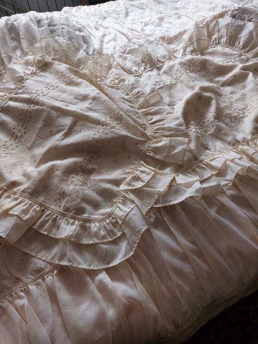 Покрывало вышитое,