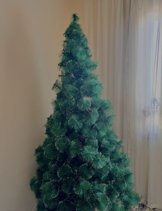 Продается ёлка 2.10 метров ( есть фото в наряженом ввиде)