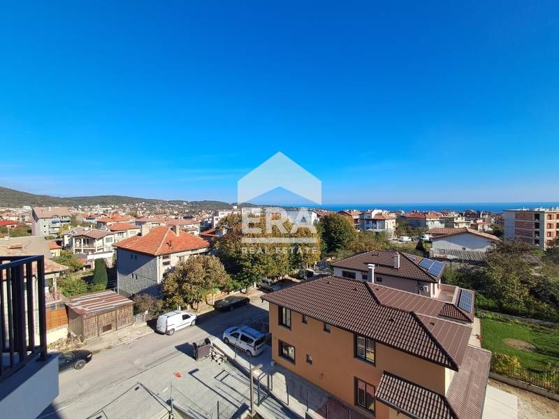 Двустаен апартамент за продажба, с големи стаи и прилежащ двор, в ново