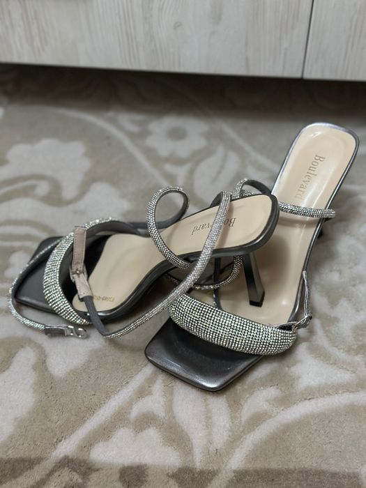 Босоножки серые с блеском 39