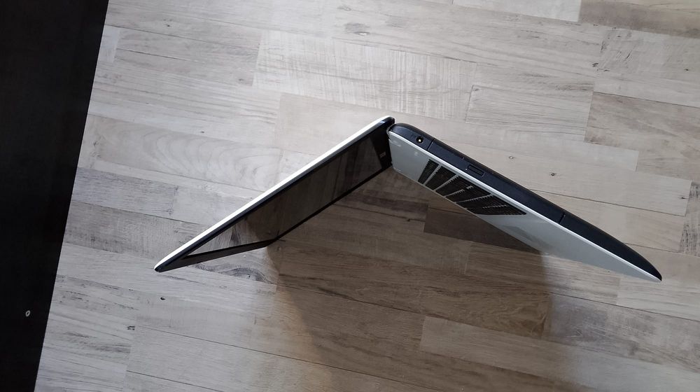 Laptop Asus superb, cu ecran mare (17,3 inch)