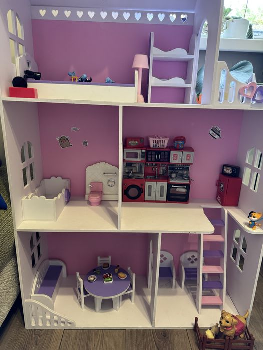 Кукольный домик с мебелью