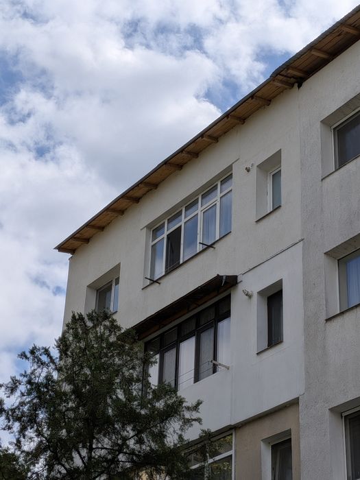 Apartament izolat , acoperiș nou , mobilat
