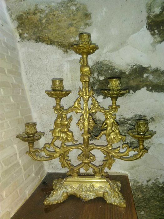 Продавам Френски бронзов свещник в стил РОКОКО