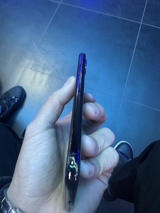 Iphone x srochna sotiladi