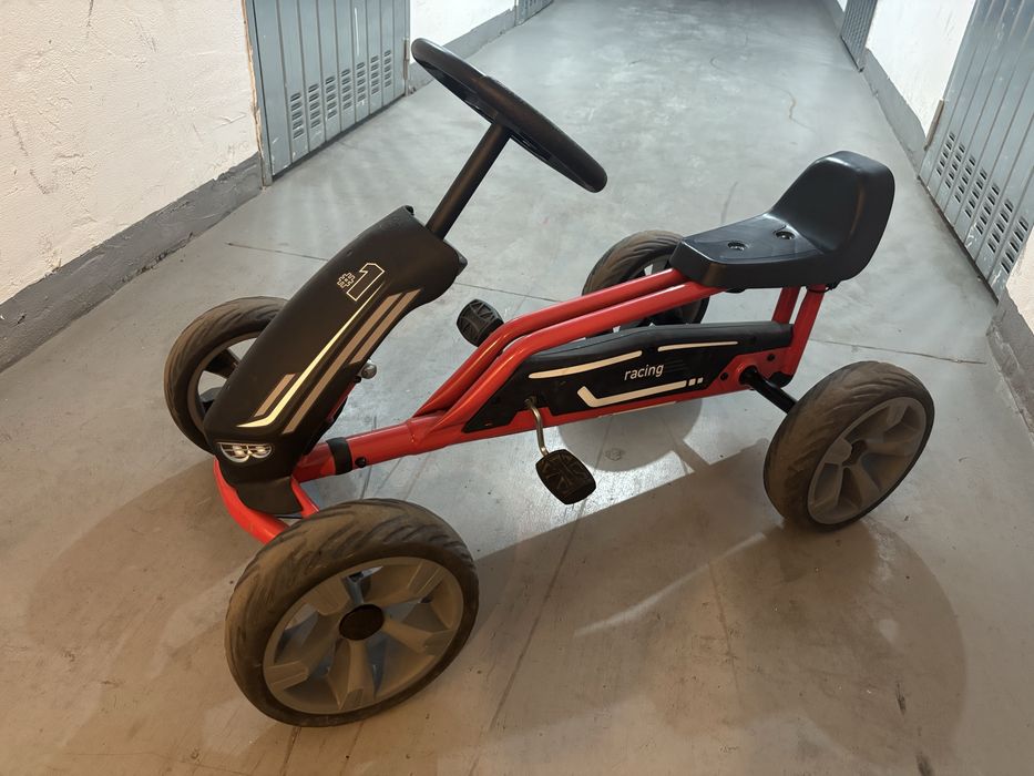 DETALII   Kart cu pedale pentru copii, anvelope masive până la 45 kg