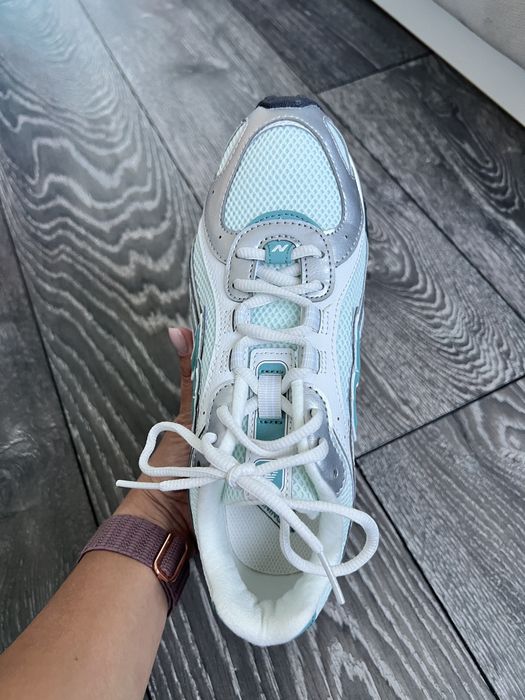 New Balance 204L