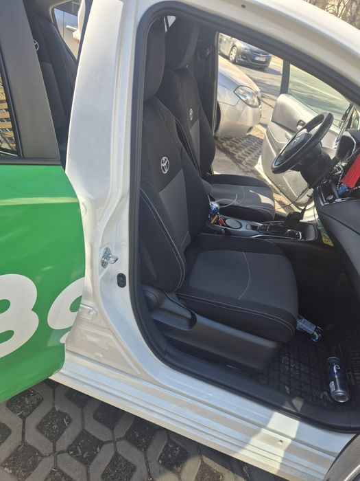 Huse auto Toyota Corolla sedan si Cross, Yaris Cross