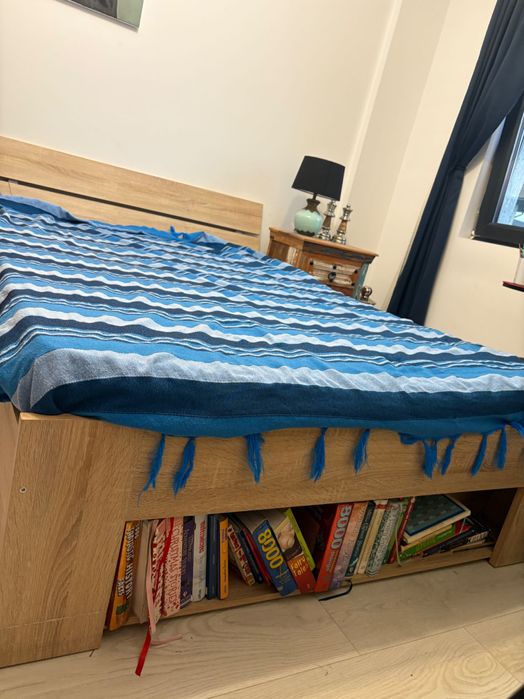 Pat versatil cu lăzi de depozitare și rafturi pentru carti