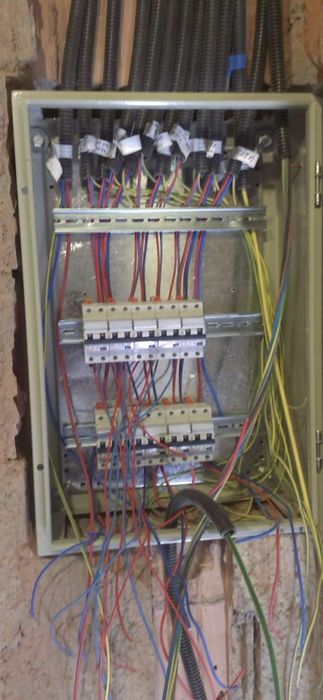 Electrician calificat cu experienta.