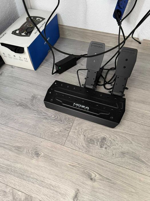 Kit Sim Racing MOZA R3 – Bază Direct Drive + 2 Volane + Pedale