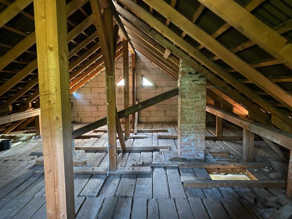 Casă spațioasă cu o curte generoasa – Gata să o amenajezi cum vrei!