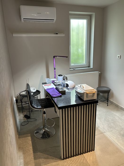 Inchiriez camera individuala intr- un salon pentru tehnician unghii