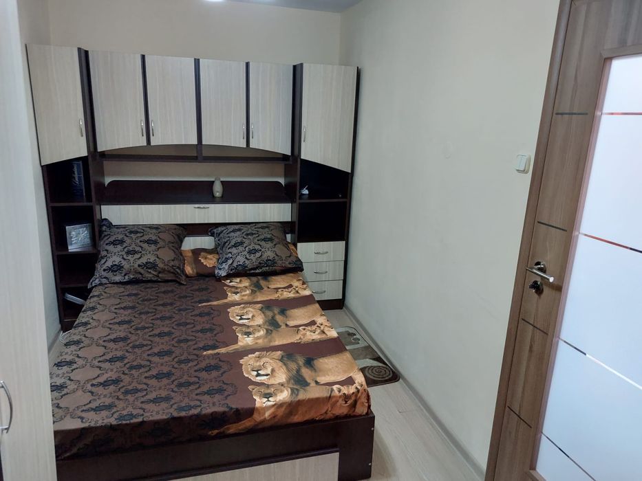 Închiriez apartament cu 2 camere, complet mobilat -lângă Poliție