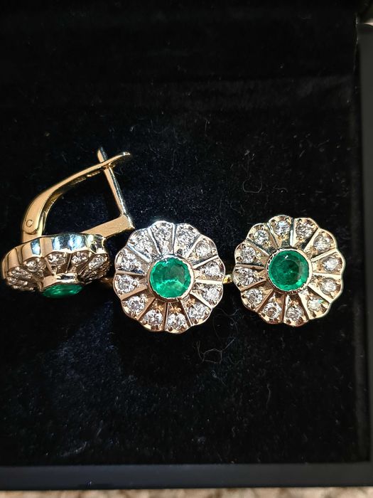 шикозен комплект с диаманти и изумруди