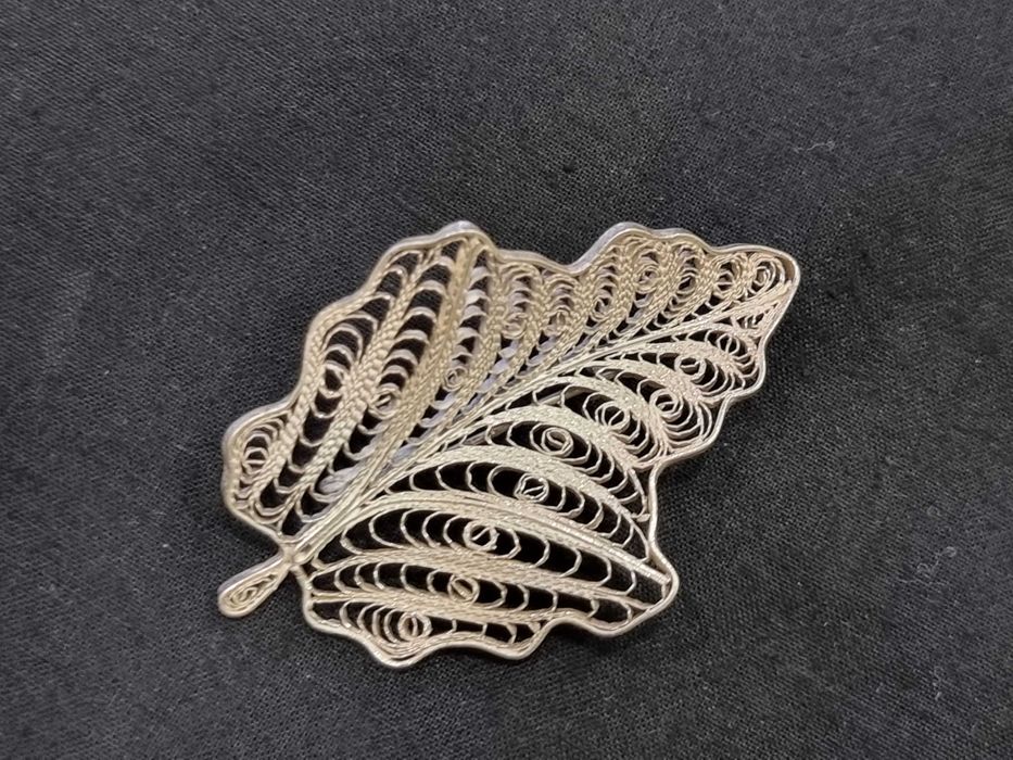 Сребърна брошка филигран
