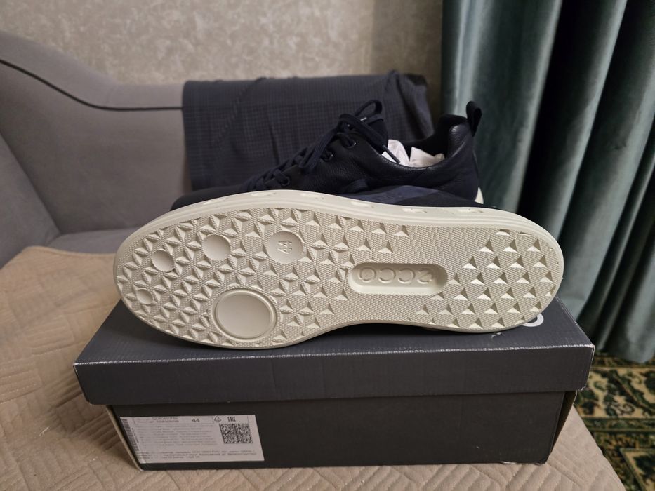 Продается кроссовки фирмы Ecco  размер 44.