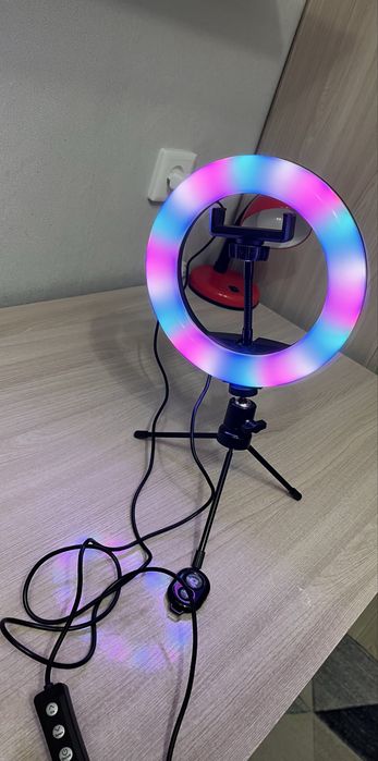 Продам кольцевую Led-лампу на штативе!