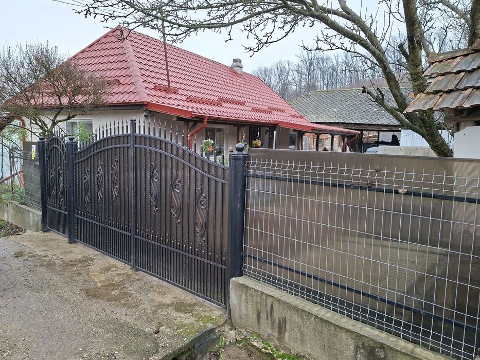 Vând casă cu teren intravilan