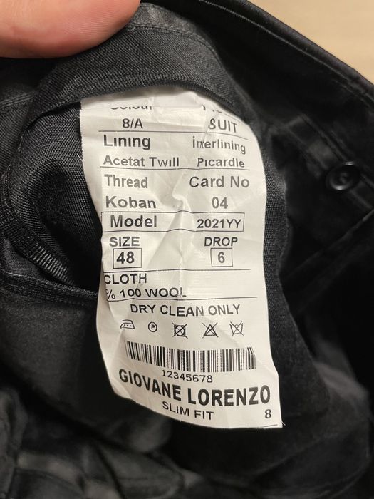 Продам двубортный костюм