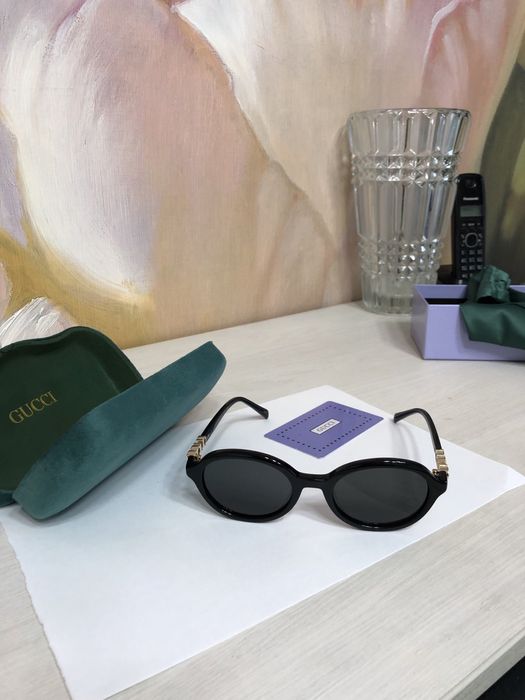 Солнцезащитные очки фирмы GUCCI