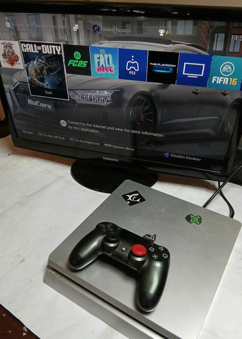 PlayStation 4 с контролер и игри