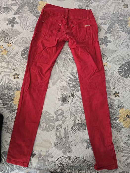 Червени панталони, дънки