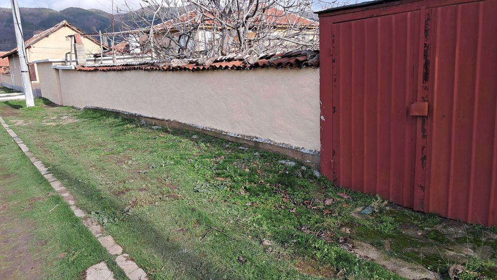 Къща с голям двор с.Ветрен