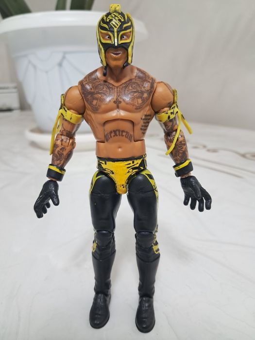 Продам фигурку рея мистерио