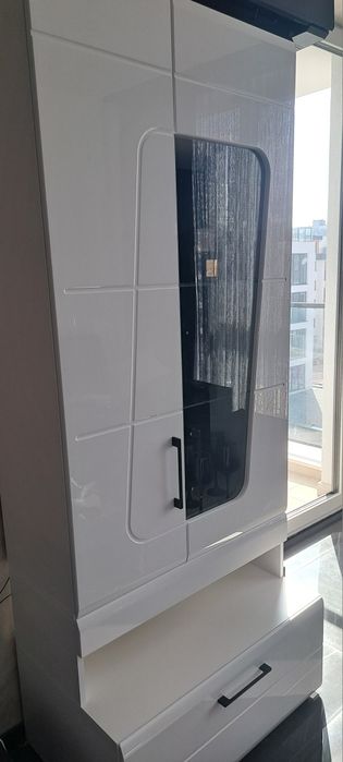 Нов шкаф с витрина  бял гланц