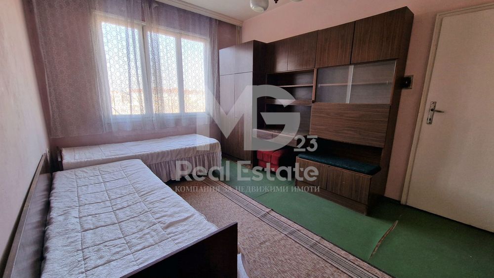 Тристаен с четири отделни помещения до Общината в Кючук Париж!