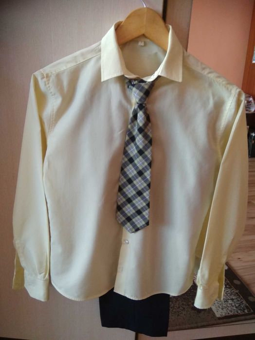 Красив костюм за момче или ученическa униформа.