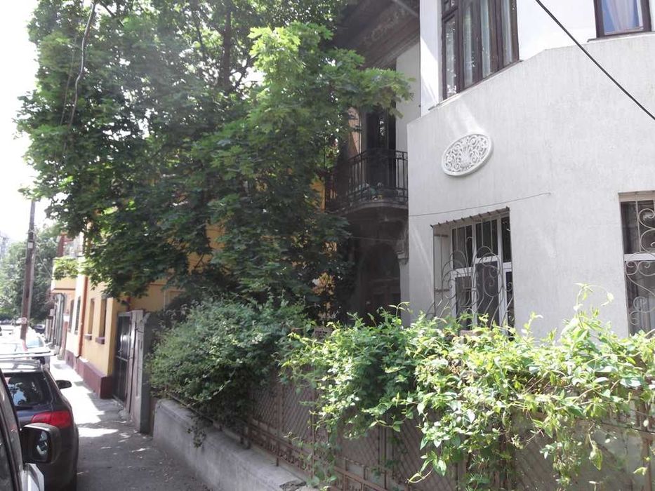 Particular vand vila langa Mall Vitan compusa din 4 apartamente cu intrari separate, colaboram cu agentii imobiliare