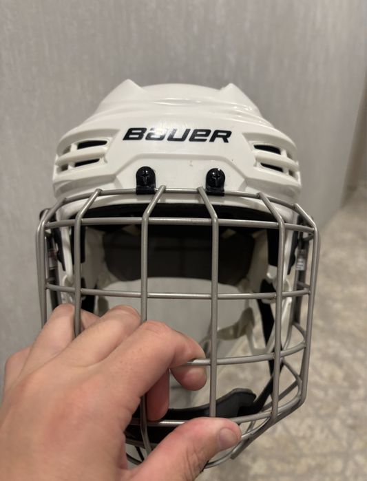 Продам хоккейный шлем каску