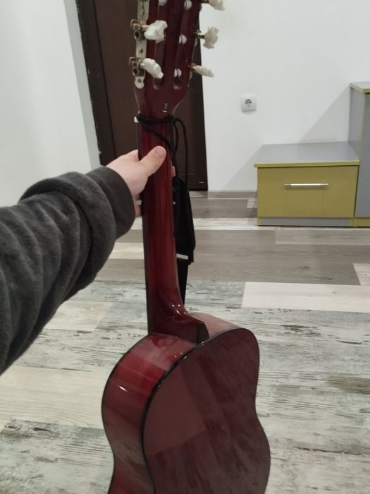 Продавам класическа китара