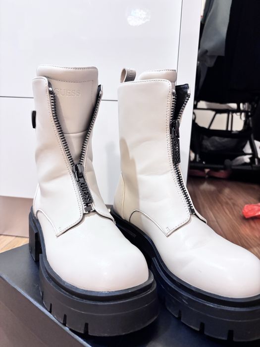 Ghete Guess marimea 38 albi